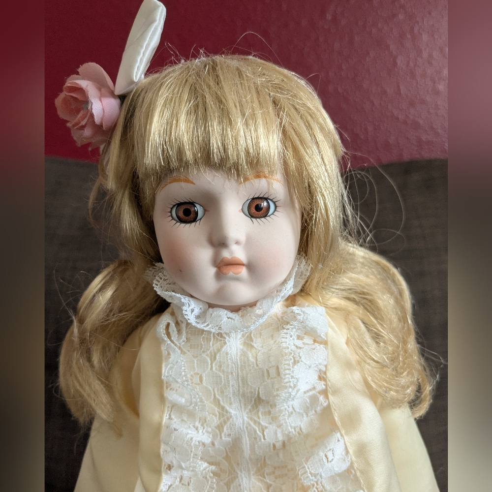 The Herirage Mint Ltd. Collection 80s  Porcelain Blond Doll 16" Brown Eyes-Stand - Picture 3 of 9